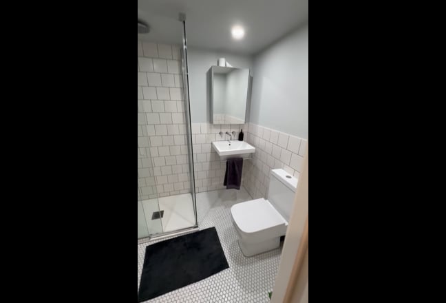 Comfortable 1 bedroom top floor apartment  Main Photo