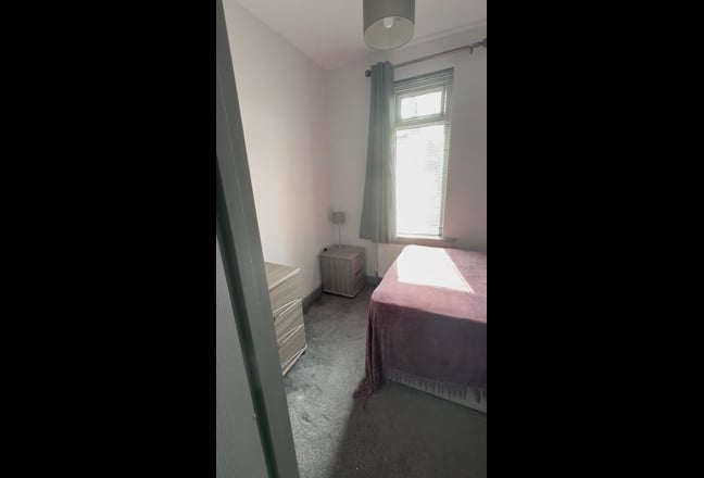 Double room with off suite bathroom - Barnsley  Main Photo