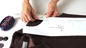 Knopflöcher anfertigen und Knöpfe annähen