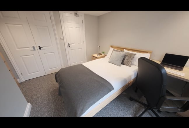 Double Ensuite In Bespoke House With Permit  Main Photo