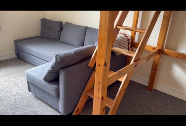 Huge room overlooking St Thomas Square, Newport.  Main Photo