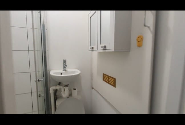 Single ensuite  Nr MeadowHall Main Photo