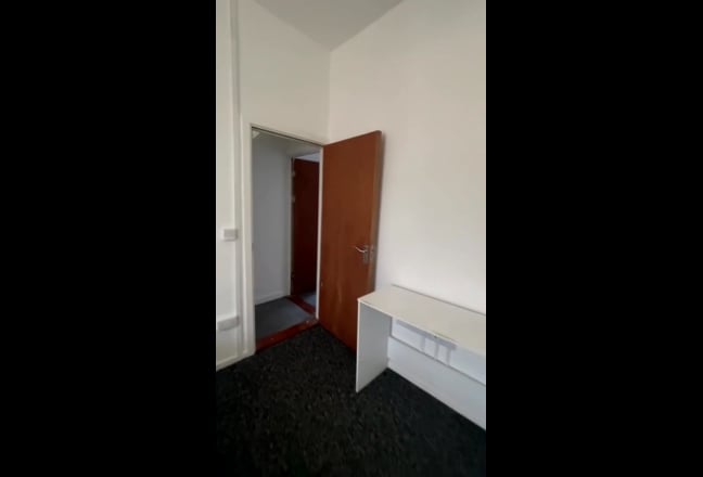 Ground Floor Room in Student House near Bay Campus Main Photo