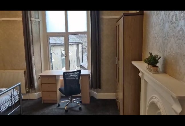 Huge, Quiet Room - Newport Rd Close to City Centre Main Photo