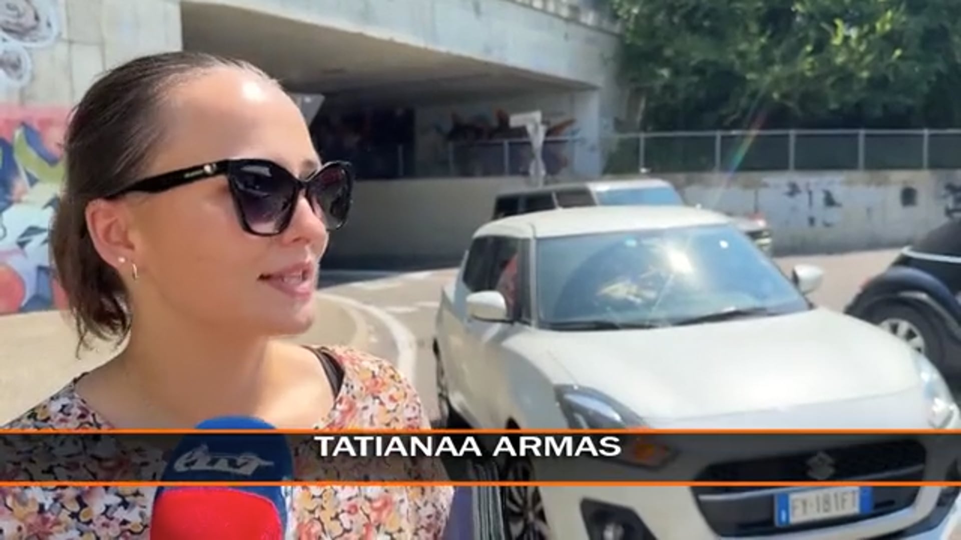 Pezzi di calcinacci cadono e colpiscono un’auto, illesa la conducente