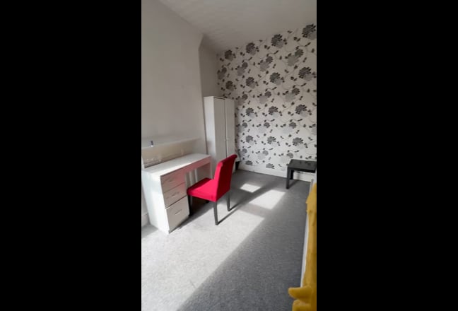 Furnished room available in prime location M16 Main Photo