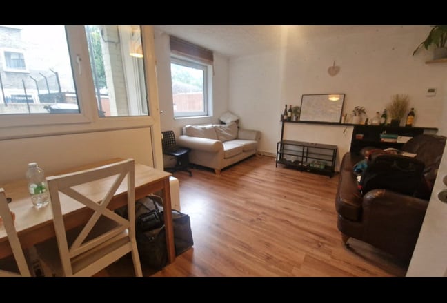 Zone 2 Big Garden 3 Double Rooms 1 Lounge by River Main Photo