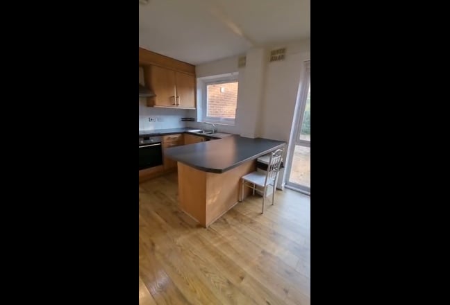 Modern 1 Bedroom Flat in Ilford Main Photo