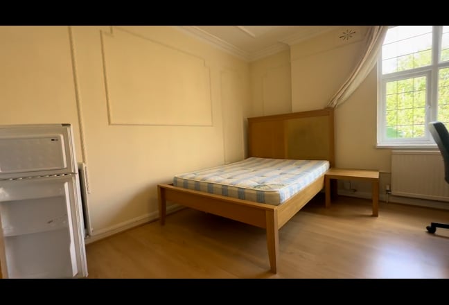 LARGE double room W/ own bathroom (W05.04) Main Photo