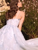 Vidéo: Robe de soirée longue avec corsage brodé et jupe en tulle bleu ciel