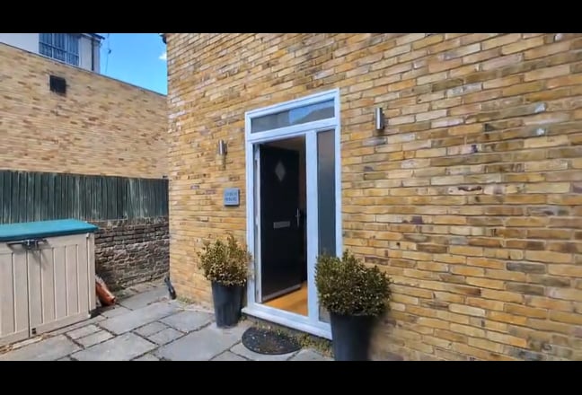 Stylish Two-Bedroom Detached Coach House W/Garden Main Photo