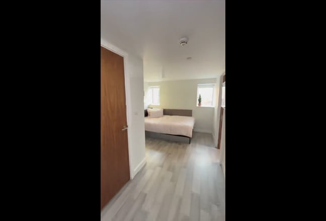 1 room of Gold 2-Bed Apartment in CollegiateTower Main Photo