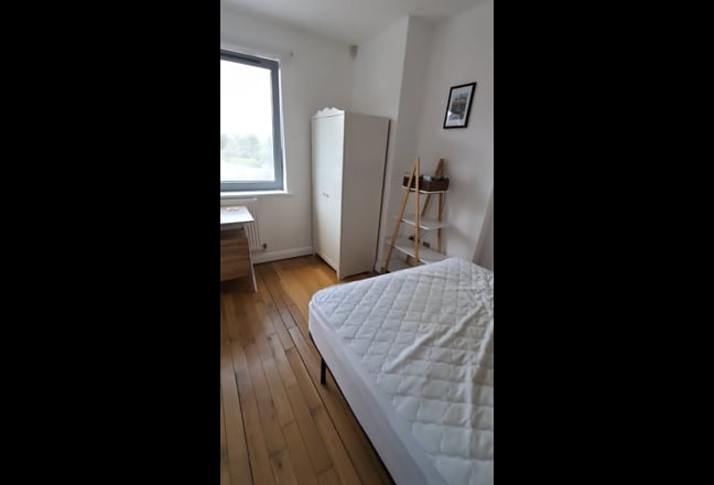 Double Room en suite River Views Elizabeth Line Main Photo