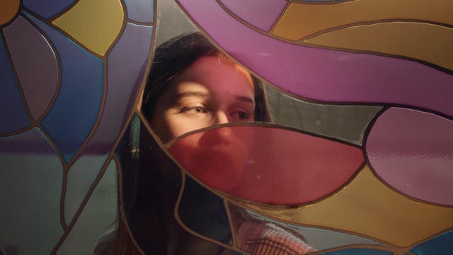 Distribución Cortometraje GRIETAS ATRAVIESAN ESTE VIDRIO MULTICOLOR