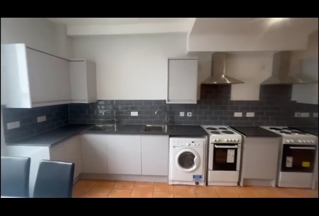 6 bedrooms , all en-suites few minutes from city . Main Photo