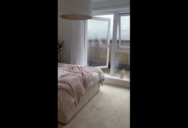Gorgeous Bedroom+ Ensuite in beautiful quiet flat Main Photo