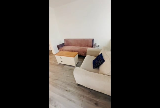 Double Room(two in one ok)All bills included. Main Photo