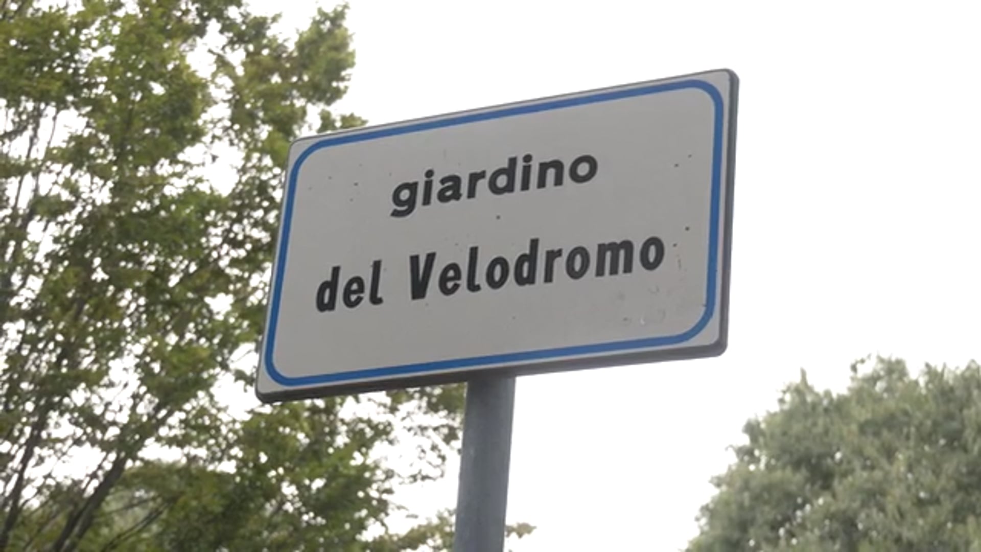 Incuria e rifiuti al parco del Velodromo a Bologna