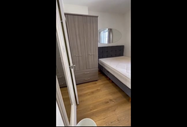 Ensuite Room near West Kensington tube station Main Photo