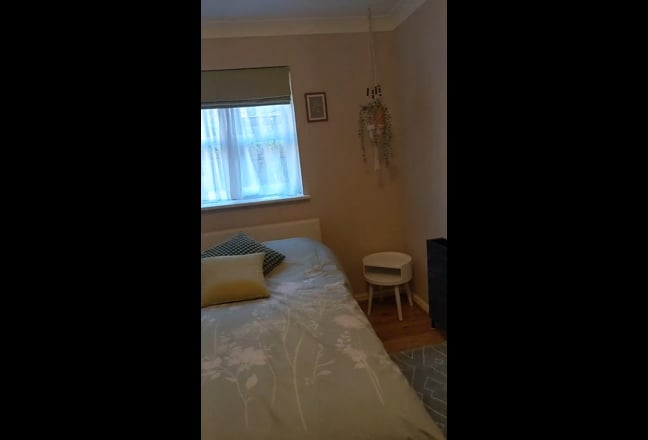 Lovely room available in home with estuary view s Main Photo