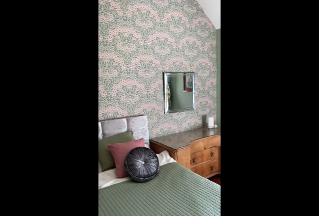  Large  vintage room in cosy home  Main Photo