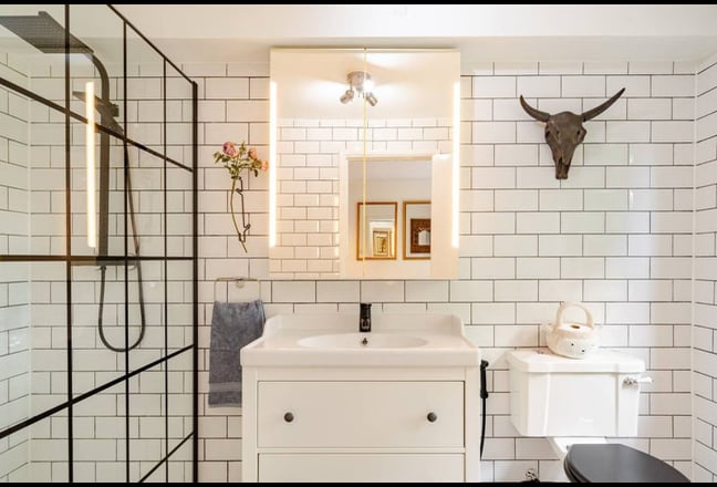 Video 1: Ensuite room 2 -  bathroom