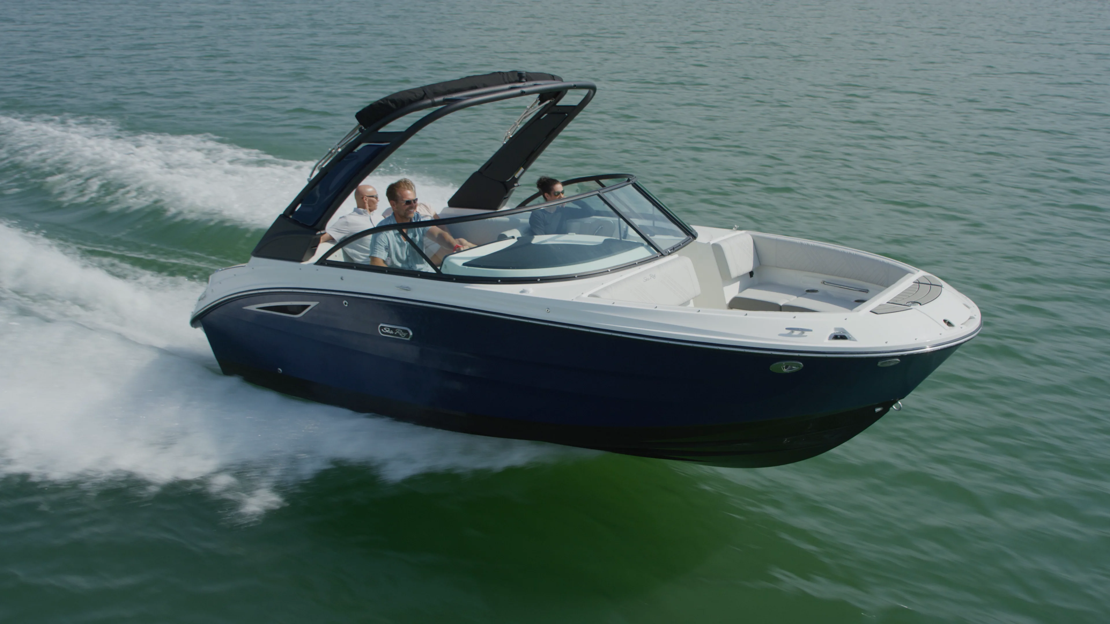 Explore the SDX 230 Sterndrive | Sea Ray Global