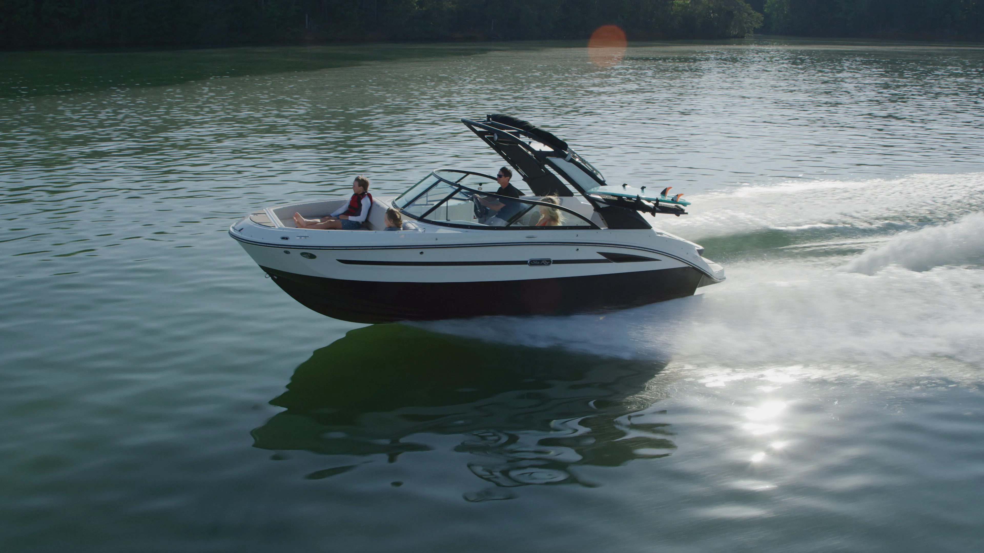 Explore the SDX 230 Surf | Sea Ray Global