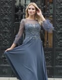 Vidéo: Robe longue de fête avec applications de plumes et strass Vidéo: Robe longue de fête avec applications de plumes et strass