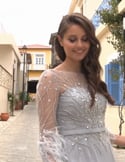 Vidéo: Robe longue de fête avec applications de plumes et strass Vidéo: Robe longue de fête avec applications de plumes et strass