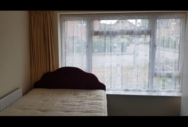 5 bed house to let on Nobles Way, Egham Main Photo