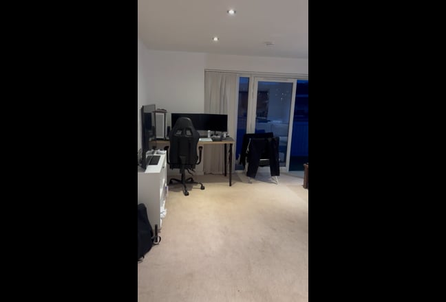 One bedroom available in a two bedroom flat Main Photo
