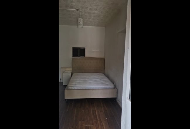 Spacious Double Room Available in Friendly House Main Photo