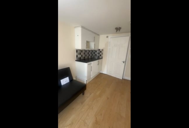 Studio Flat  Main Photo