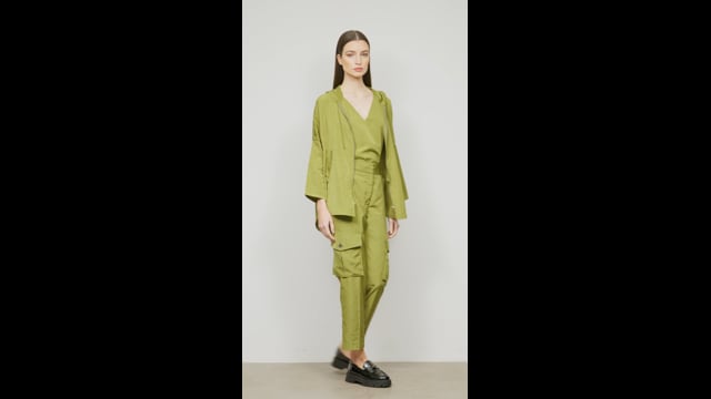 Calça Cargo em Tecido Tecnológico Memory Verde Fabiana