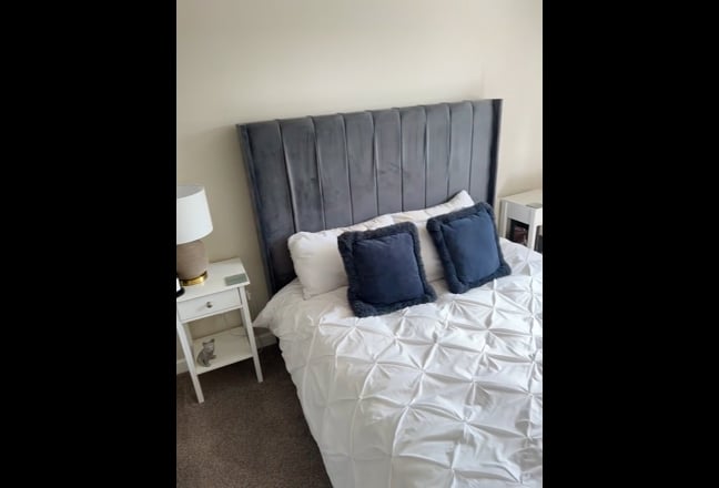 Kingsize Room in Beautiful Home Main Photo