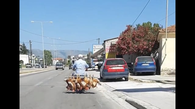 Ζάκυνθος Μεταφέρει κότες ζωντανές δεμένες να κρέμονται ανάποδα σε μηχανάκι 10-7-2025