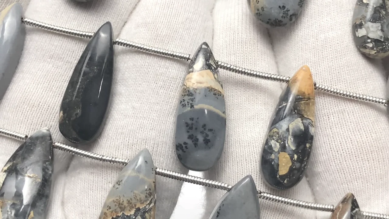 マリガノジャスパーと黒色天然石のピアス マリガノジャスパーと黒色天然石のピアス