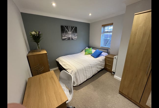 🌿 Double en-suite friendly house share  Main Photo