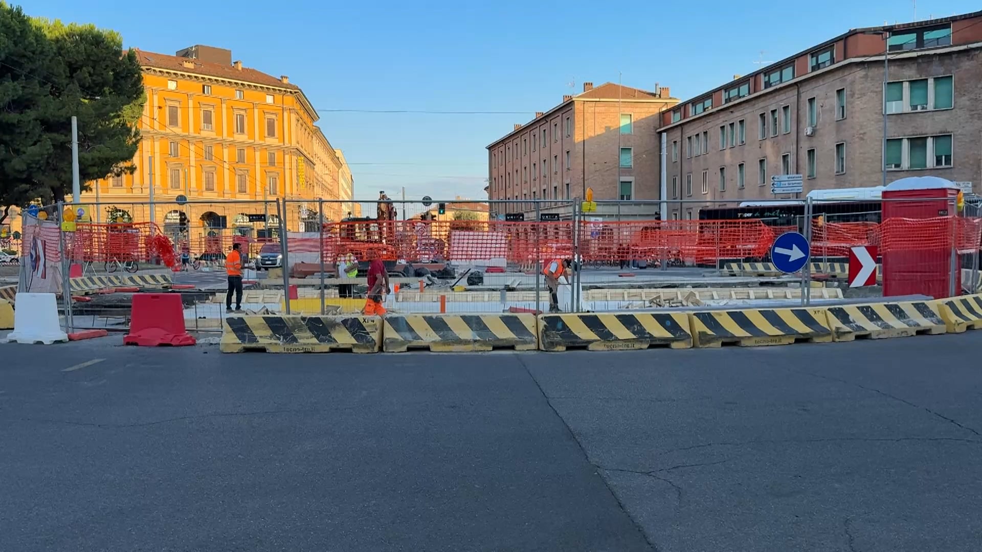 Cantieri tram, in via Riva Reno “smurati” i binari. L’incrocio di via Stalingrado riapre il 5 agosto