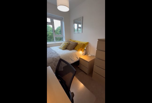 Chiswick TV room Main Photo