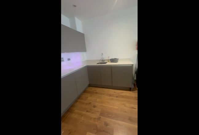 Modern 2-Bedroom Flat Near Canning Town | Ensuite  Main Photo