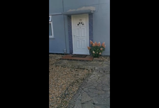 Nice bright room to let / Short or Long Term Main Photo