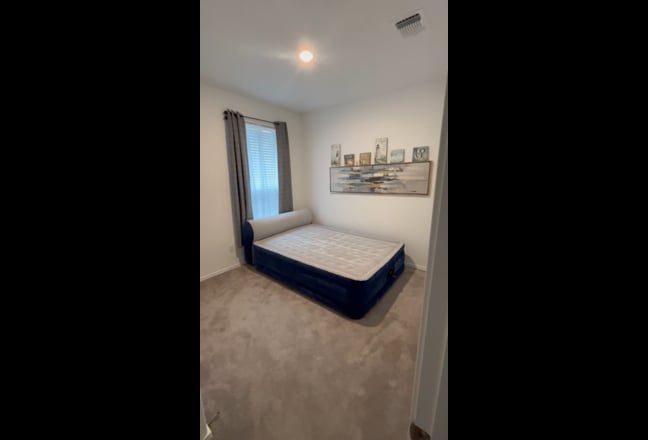 Unfurnished room for rent  Main Photo