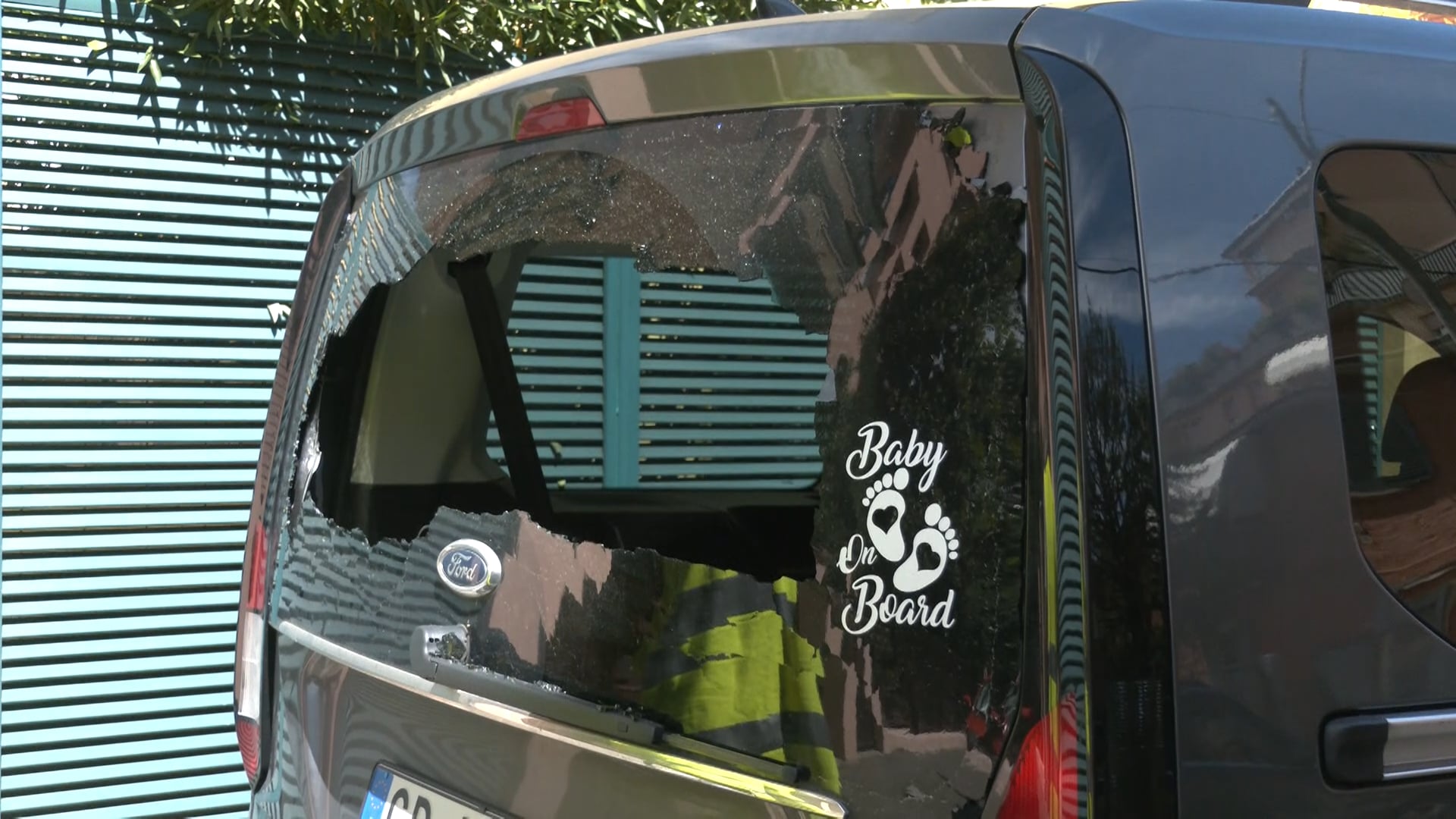 Raid vandalico in via Fattori, prese di mira una 40ina di auto