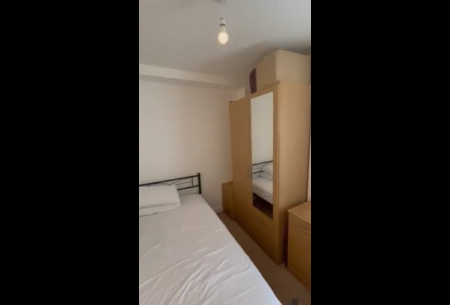 Zone 1 Double Bedroom With Great Transport Links! Main Photo