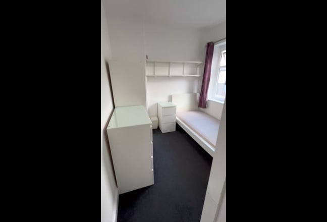 Single double room, furnished, bills included Main Photo