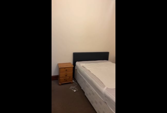 Big room, close to amenities Main Photo