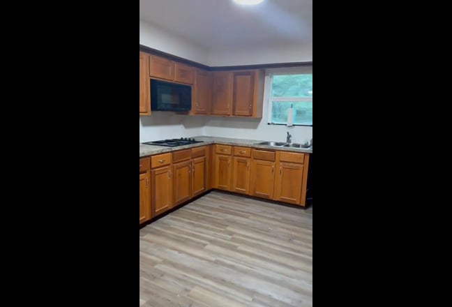 Single w/own bath and kitchenette or 2/1 shared Main Photo