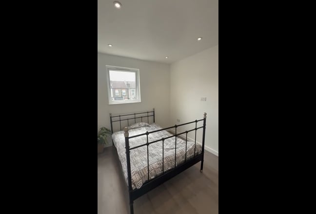 Newly Refurbished Double Room - Near West Croydon Main Photo